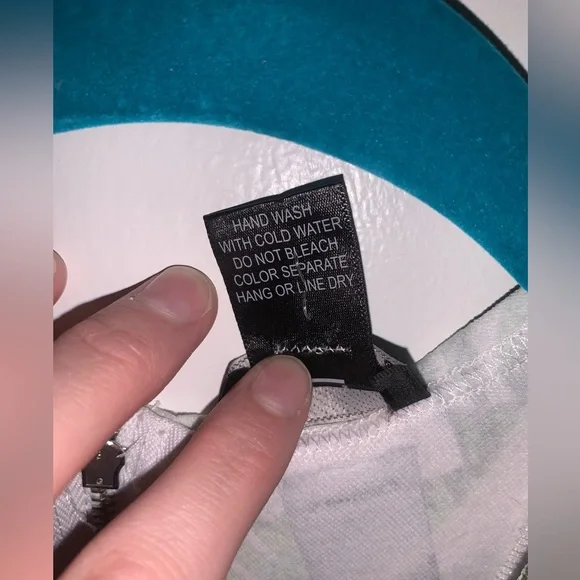 Super cute floral top with cutouts🌸 - Picture 7 of 7